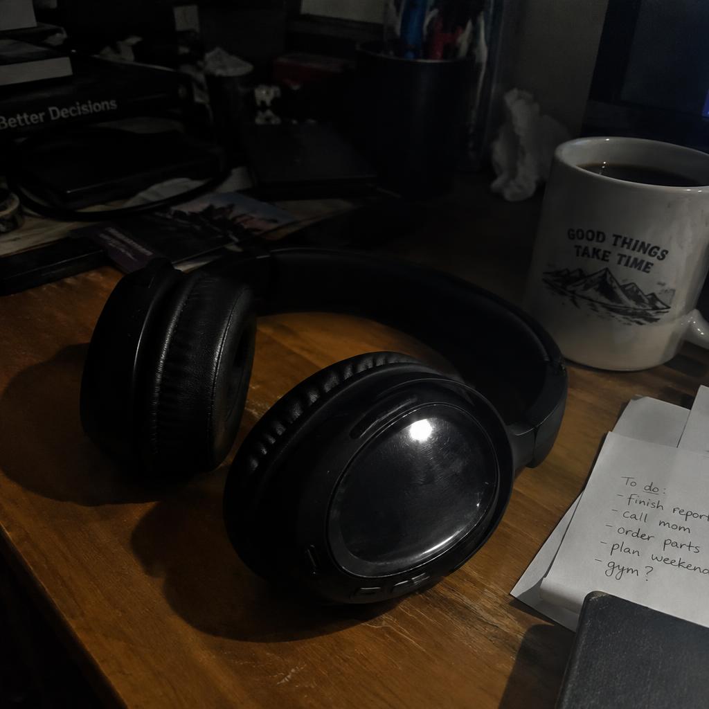 Auriculares: foto típica de publicación con mala iluminación y fondo desordenado