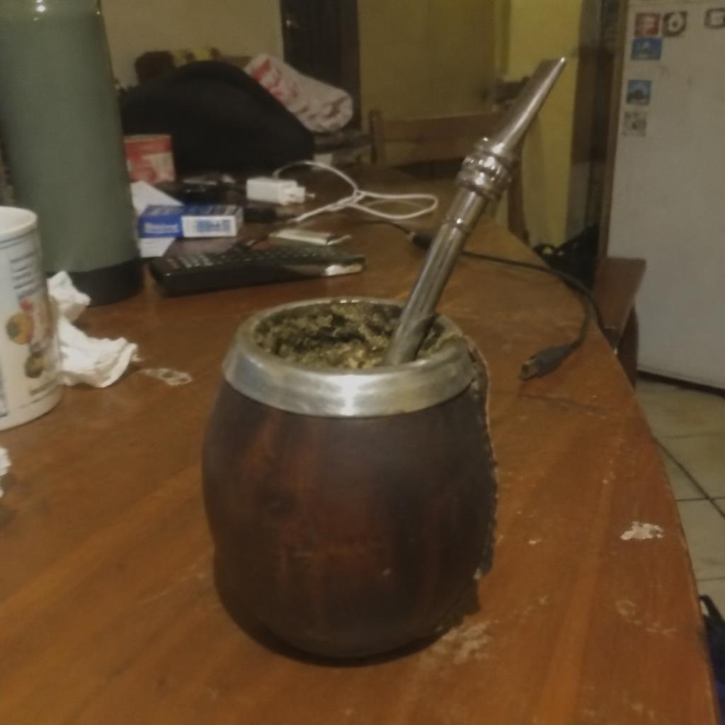Mate: foto típica de publicación con mala iluminación y fondo desordenado